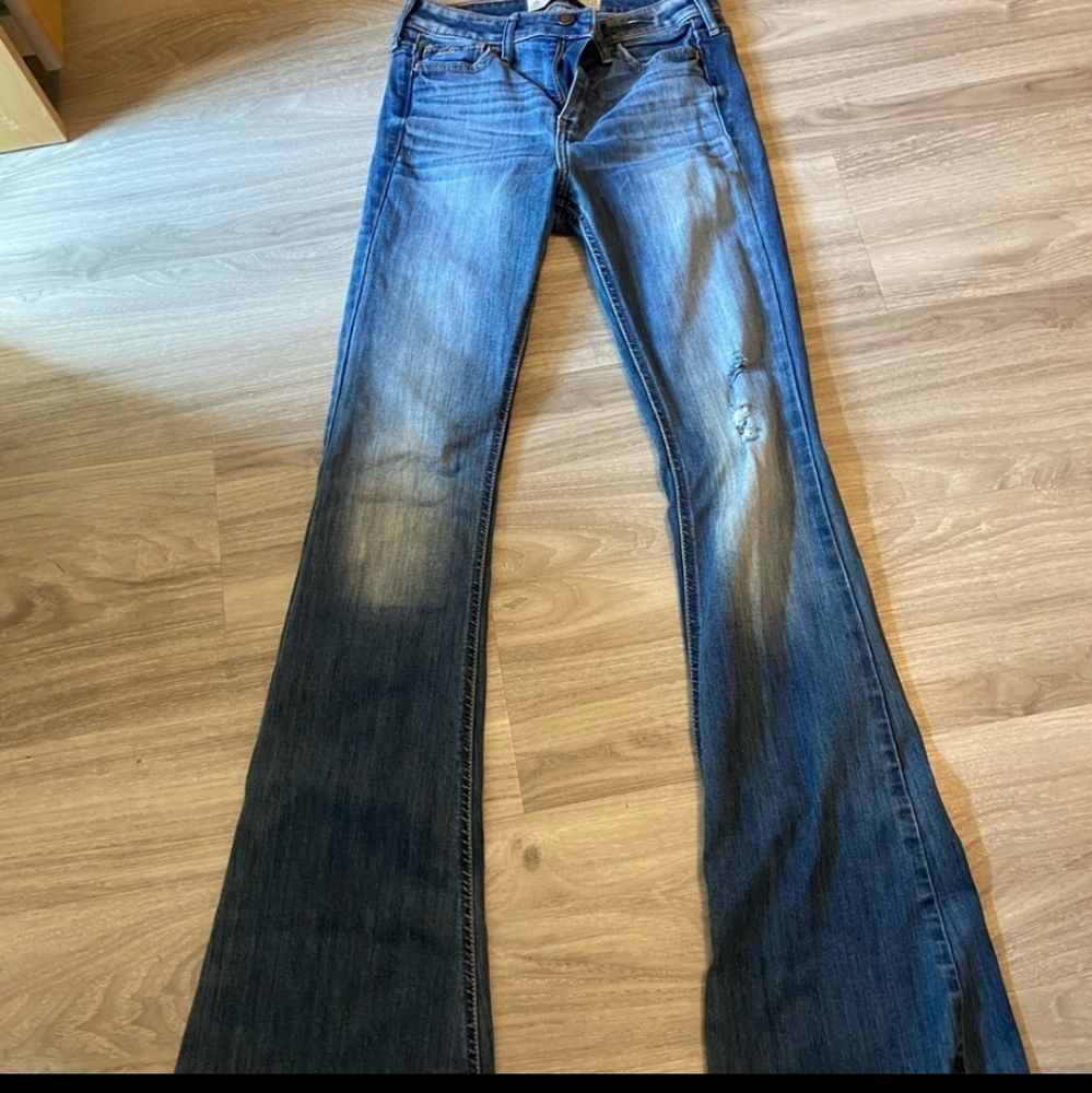 I AM LOOKING FOR THESE EXACT JEANS.